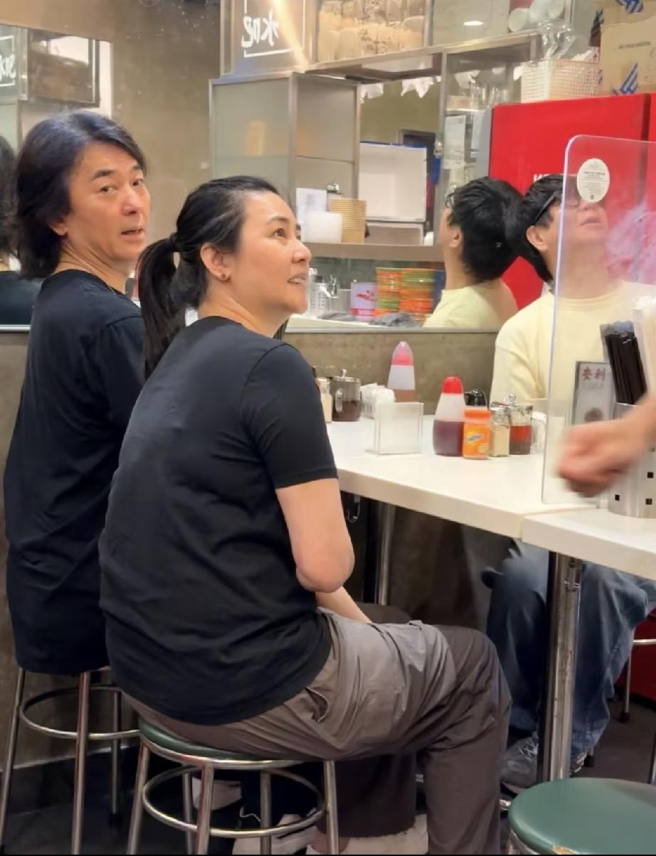 8月26日，郑伊健与蒙嘉慧在香港街边小店用餐，蒙嘉慧简直不修边幅，与年轻时状态反