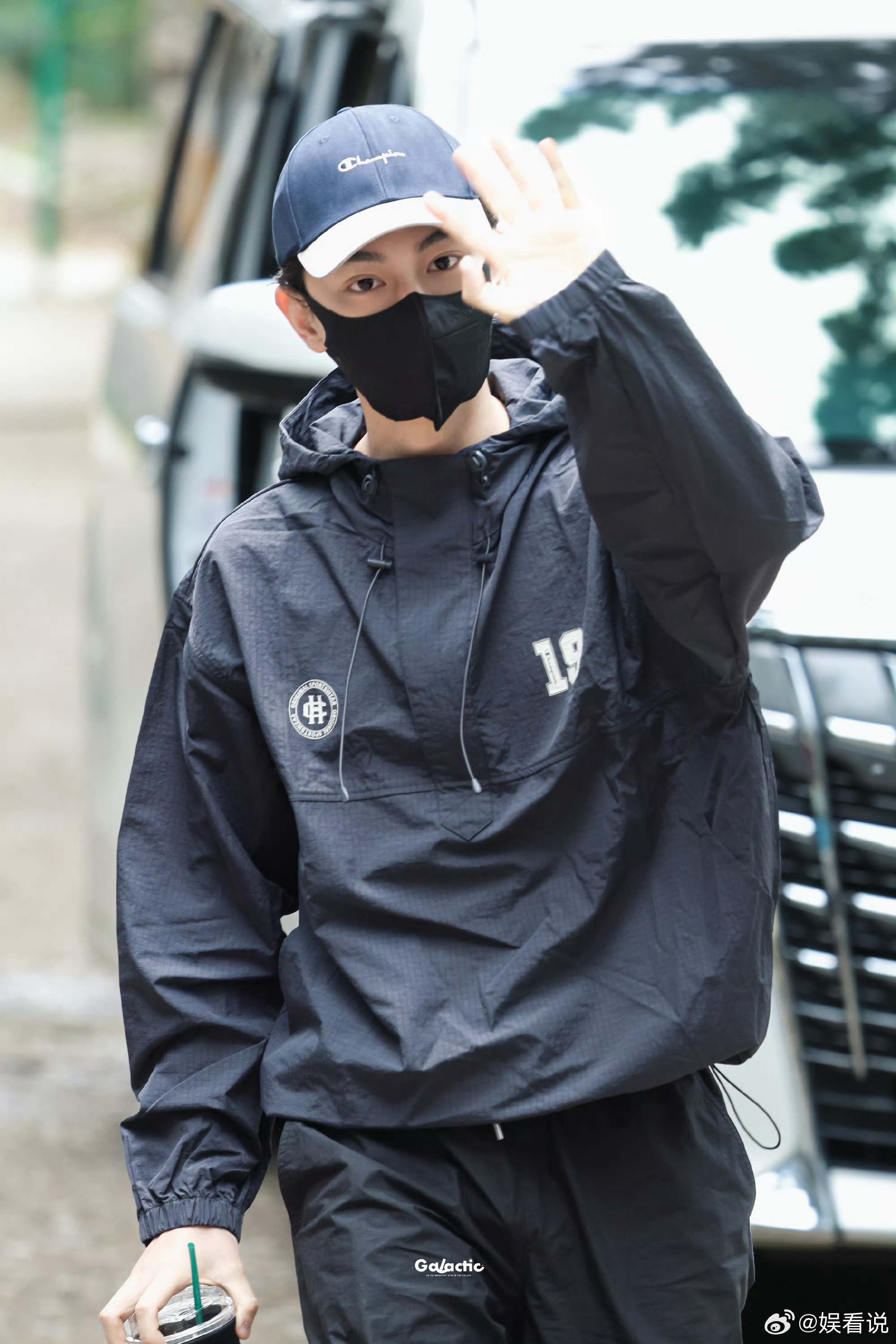 1.丁禹兮那部积压了五六年的电影《天才游戏》在上，票房破3000w了。2.《