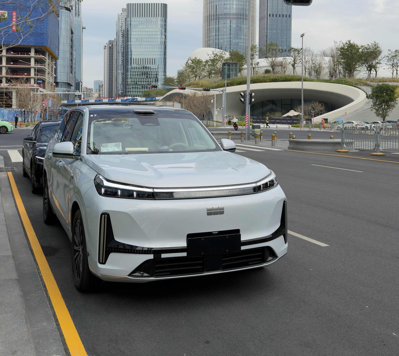 第一次看到吉利银河M9天际白配色，与黑色相比完全是两种风格，白色更能展示银河M9