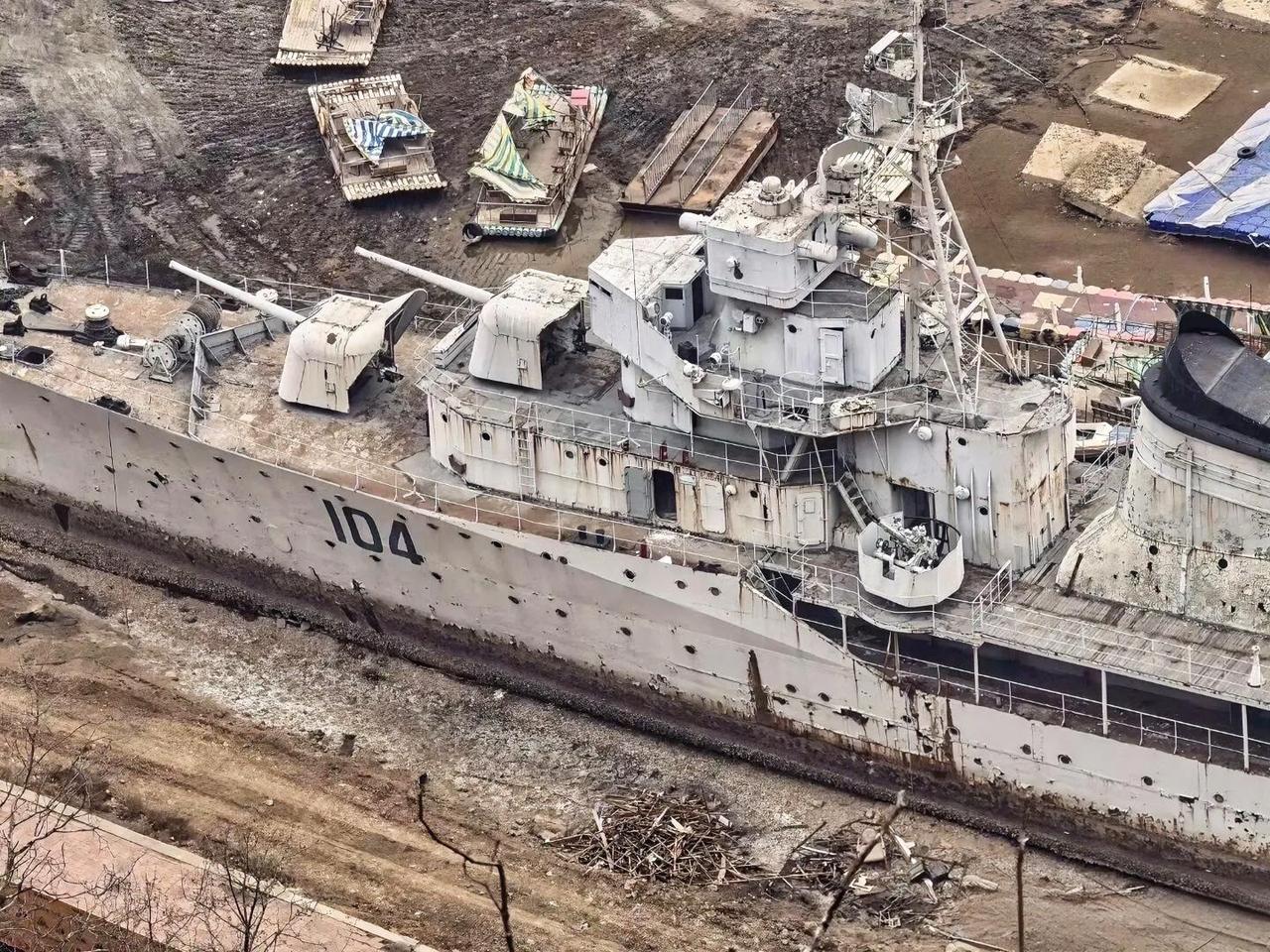 这是老太原舰（舷号104），现在要被拆除了。当年可是我们的主力舰艇。它原是苏联