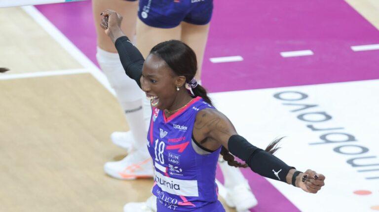 朱婷之科内利亚诺这个圣诞节过得有点郁闷意媒：神圣的宝拉（艾格努）重新夺回夺她的