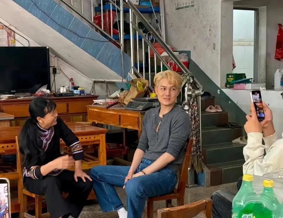 47岁吴克群现身广西农村一间小卖铺，他现实中真人英俊帅气，身材挺拔高大，五官俊朗