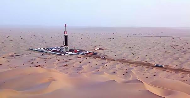 沙漠下面几乎全是石油，中国石油对外依存度72.2%，可是光塔克拉玛干沙漠之下，探