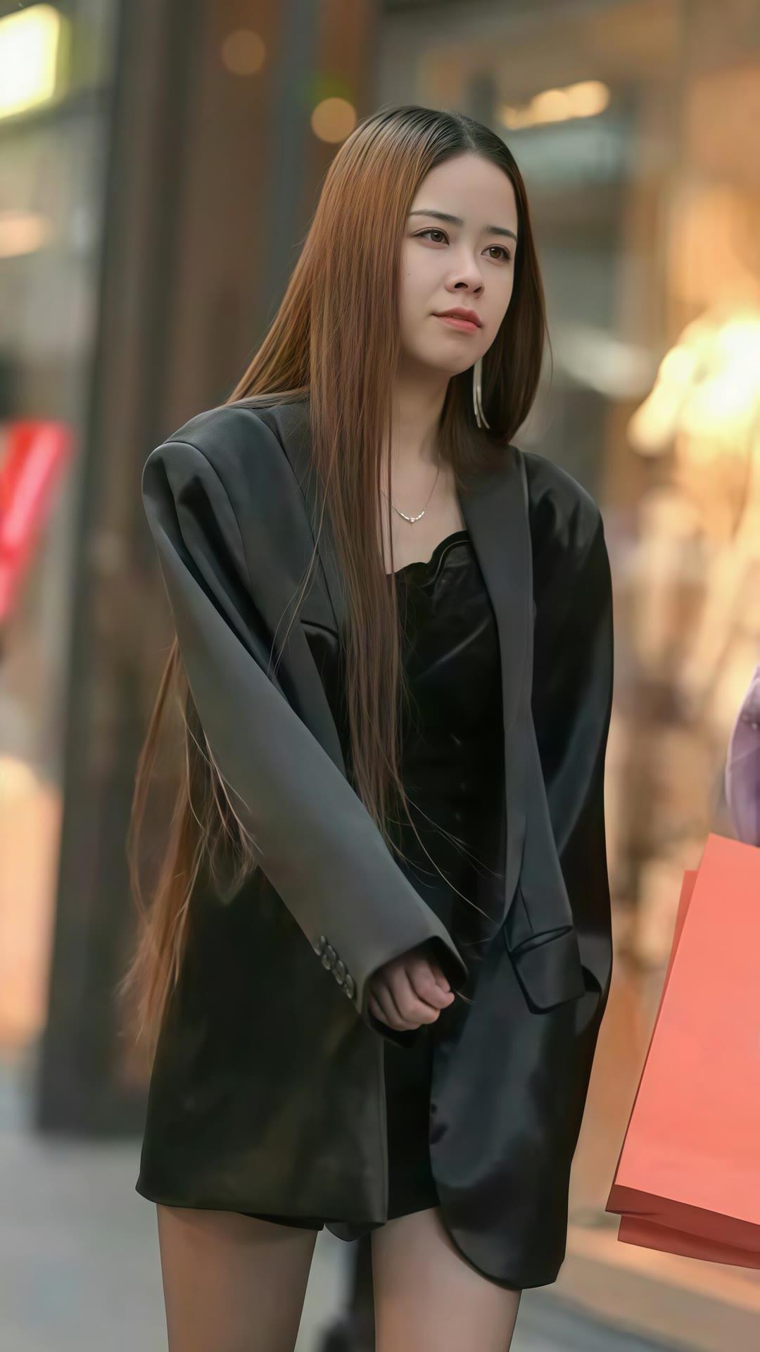 都市街头穿搭指南：优雅黑色连衣裙搭配时尚外套，尽显都市女性魅力！