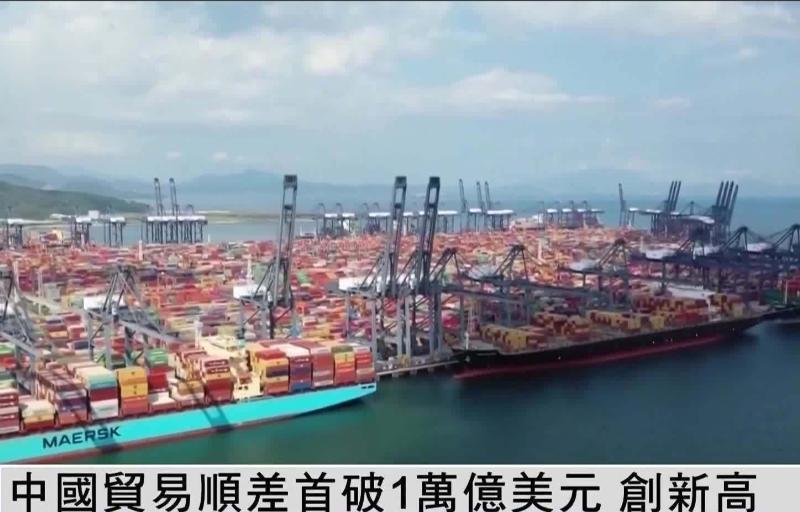 中国的贸易顺差已经逼近1万亿美元了，但外贸企业却一批接一批地倒下，这么说吧，