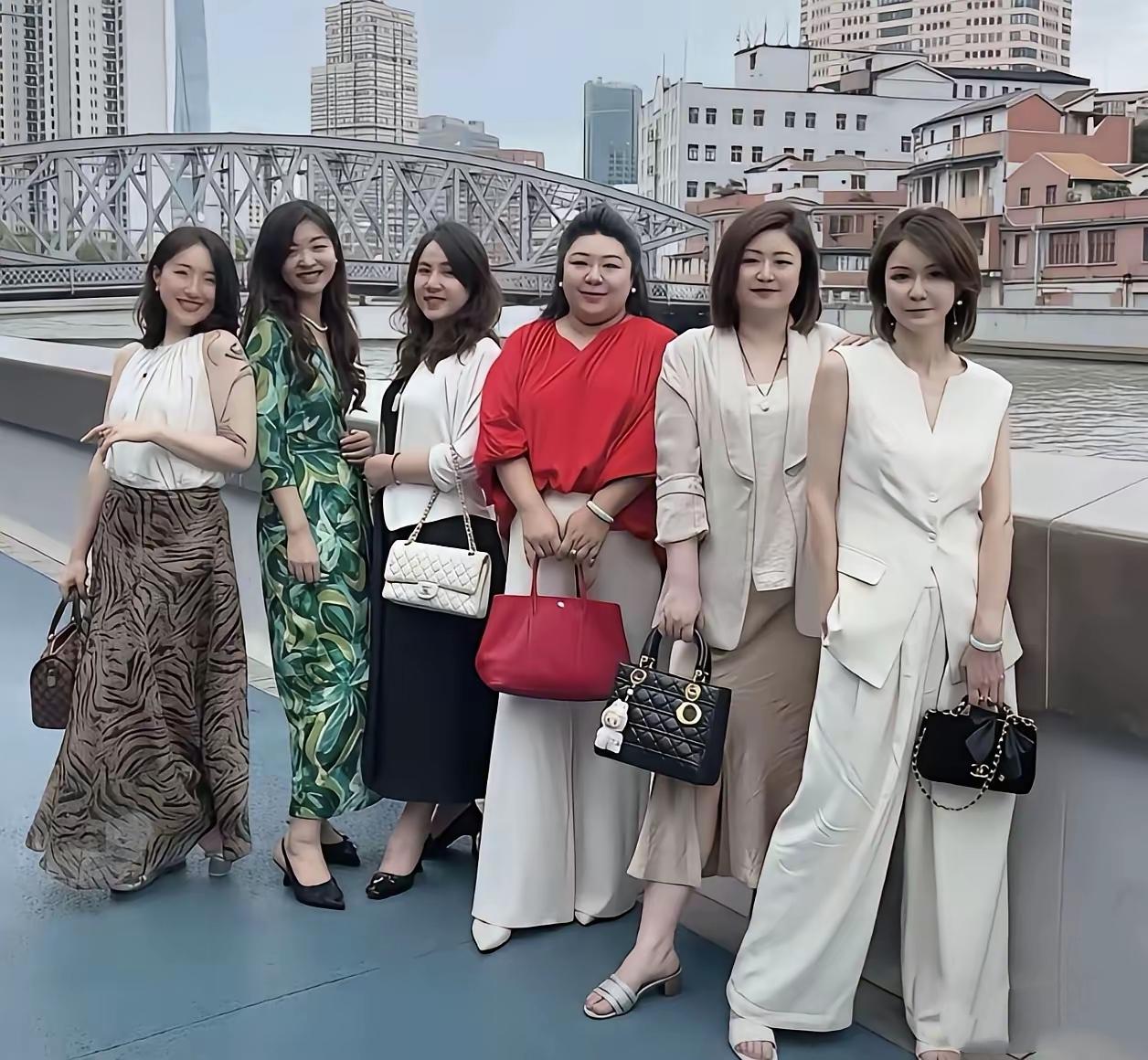 同框团建合照，不看包包穿搭，只看气质，谁才是真正的掌权人职场趣事看图猜身份