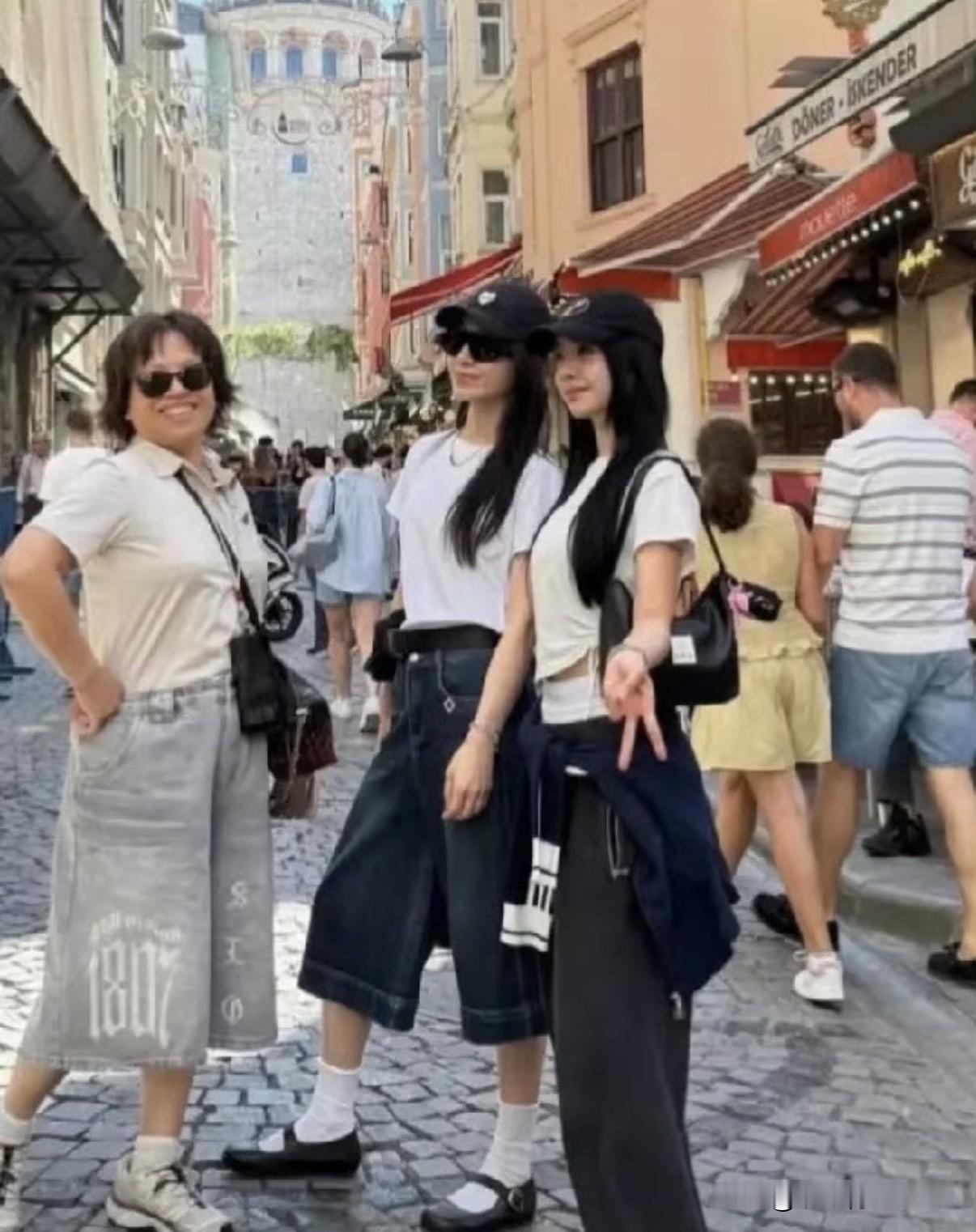 蔡依林和妈妈、姐姐一同出门旅行，母女三人同框，姐妹俩长相都特别像妈妈，网友调侃简直是共用一张脸。今年