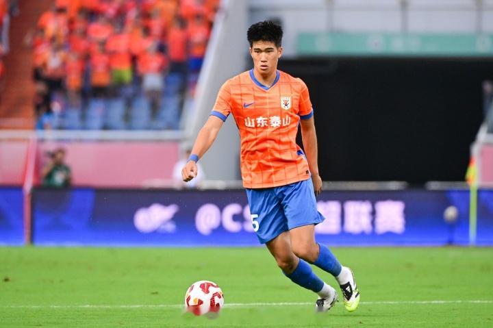 泰山续约彭啸山东泰山足球俱乐部发文宣布与彭啸续约：经友好协商，山东泰山足球俱乐