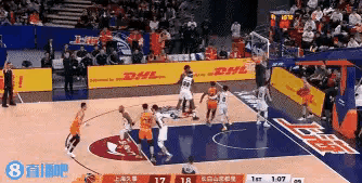 上海久事超级球星张镇麟真是太搞笑了！在今天进行的上海久事和吉林长白山恩都里的比赛