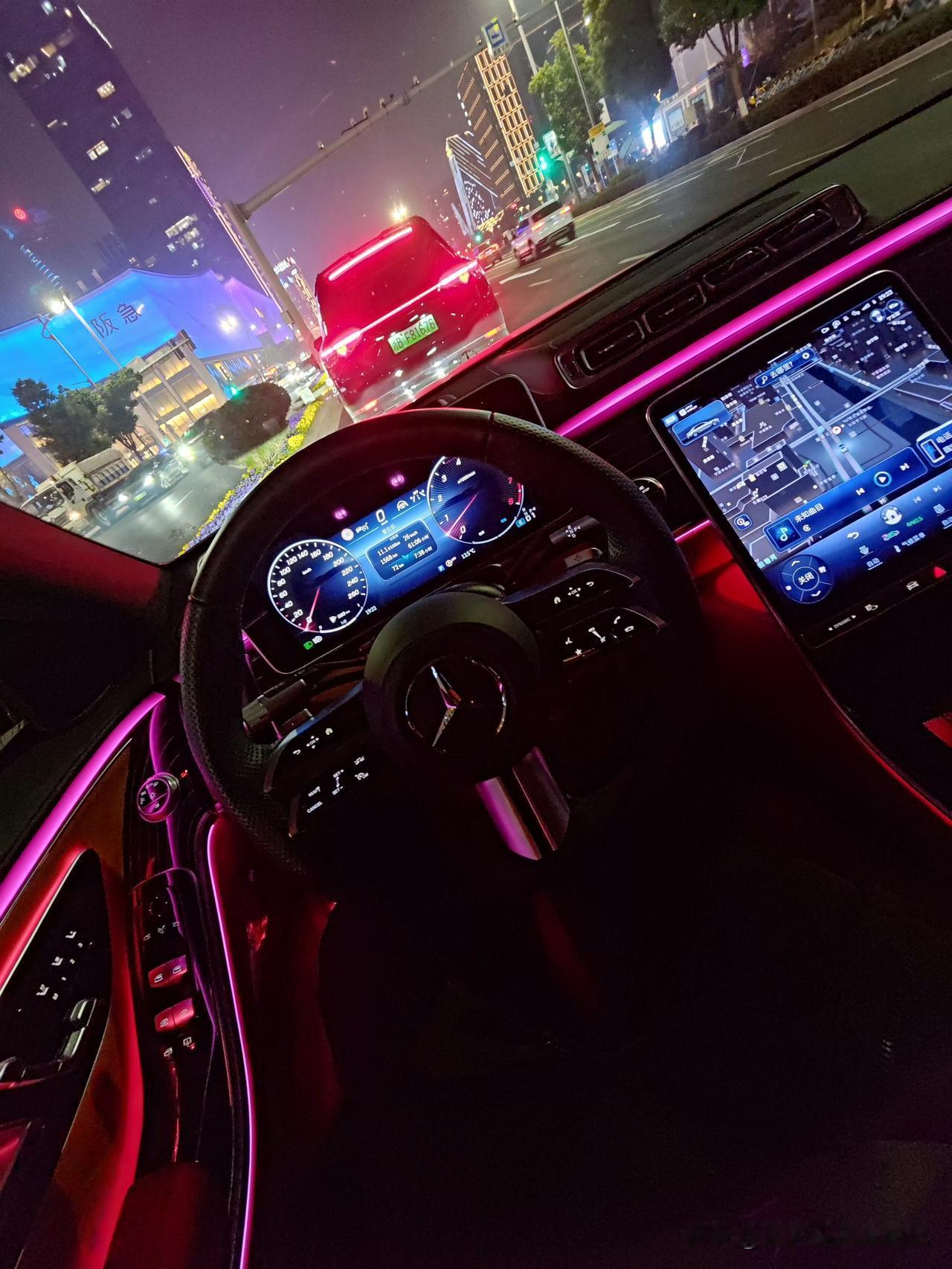 费电是真的费电，但好看是真好看！在氛围感营造这一块，奔驰S级敢认第二，应该没有