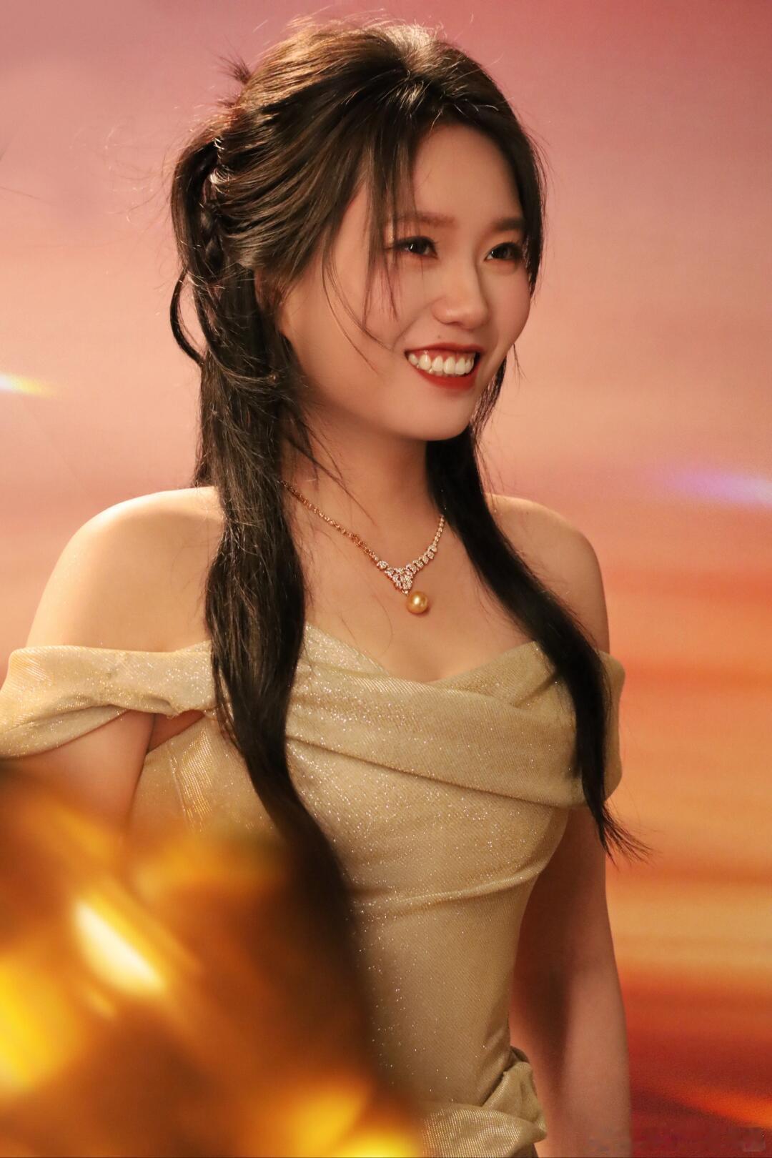 李雪琴美成这样了李雪琴这状态绝了！又瘦又美自带气场，红气养人诚不欺我，妥妥惊艳