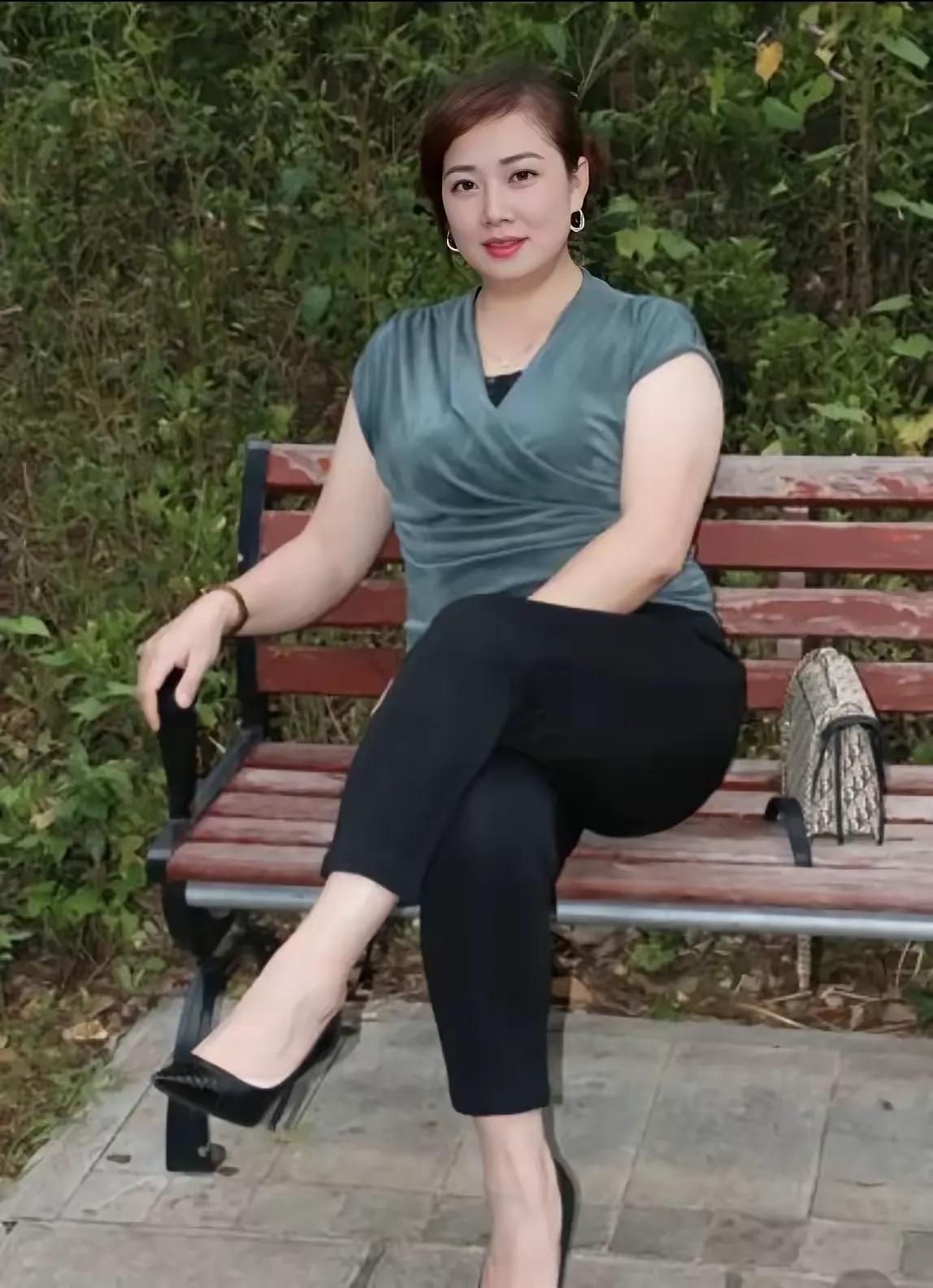 发现没有，很多50岁以上的女人，头发已经有了白发，有的早已经开始掉发，头