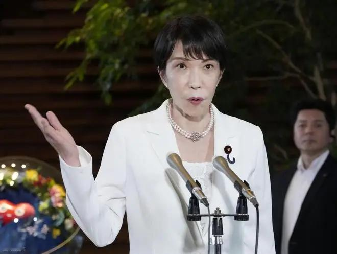 联大话音未落就遭打脸！高市早苗一心想抹去日本战败国身份，不料驻日美军命案爆发，抗议做得虚有其表，不敢