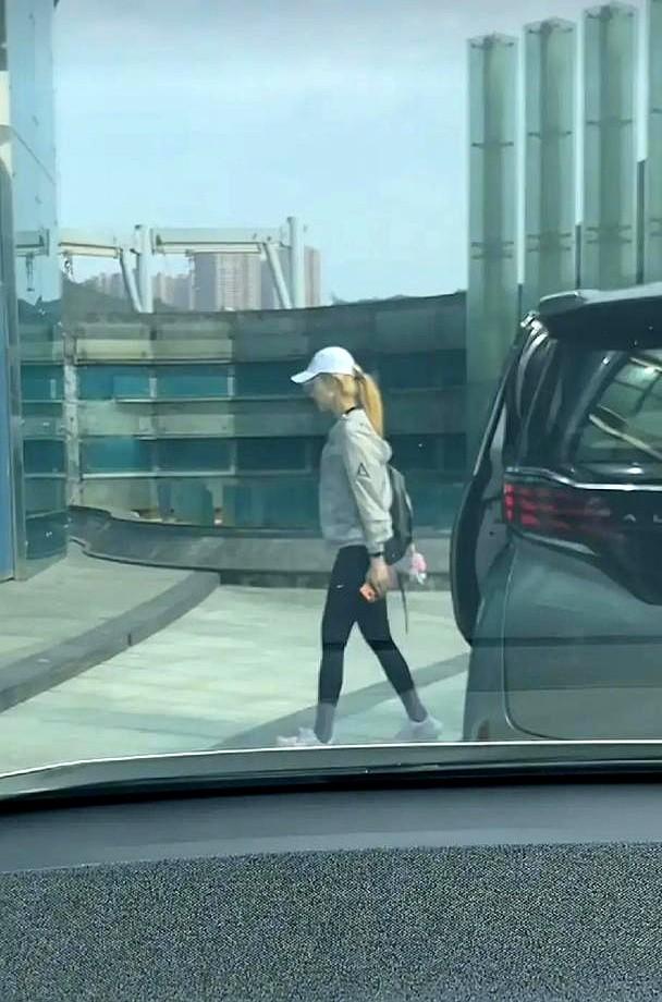 大美女李嘉欣，合影凭啥老站边上？你别看她住上亿豪宅，每月到手200万港币零花