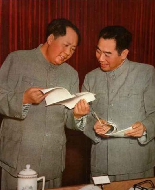 关于周总理，有个奇怪的现象，就是他从来都没有叫毛主席叫过“老毛”，现在有很多电视