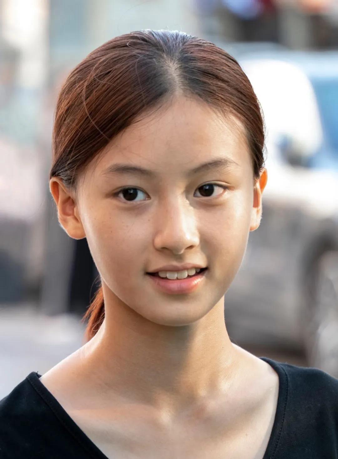 15岁河南女孩七七因为街拍走红，长得确实神似张柏芝刚出道的样子。现在多家头部