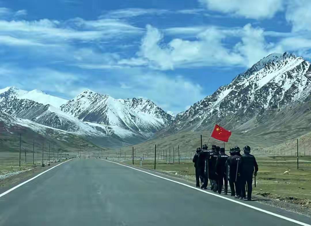 你有没有想过，站在中国的一个县城里，一脚就能踩到三个国家？塔什库尔干。中阿边