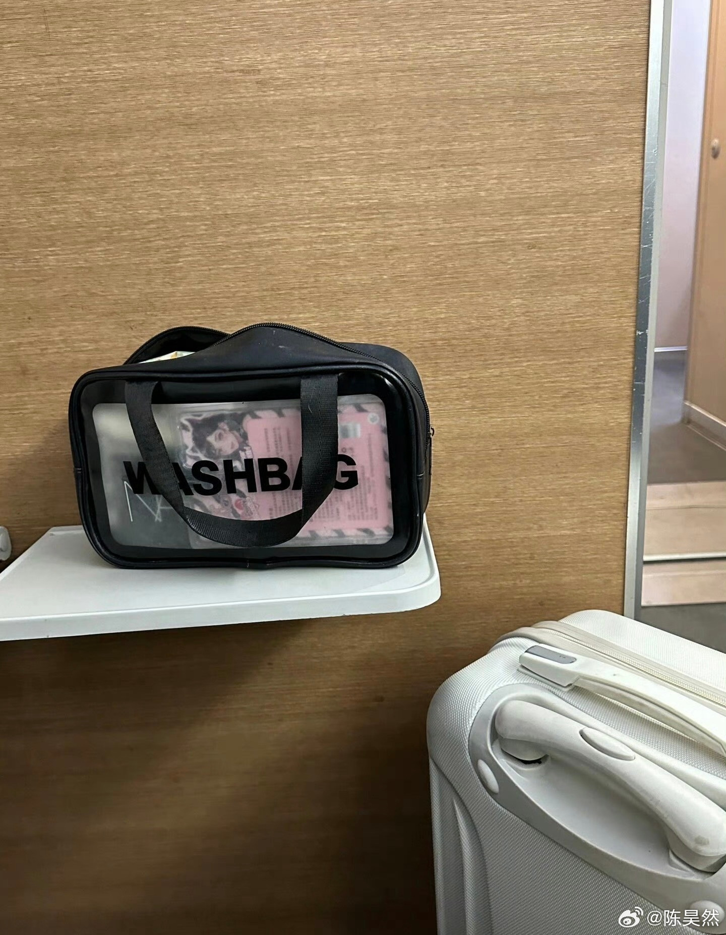 在高铁上好尴尬啊……​​​