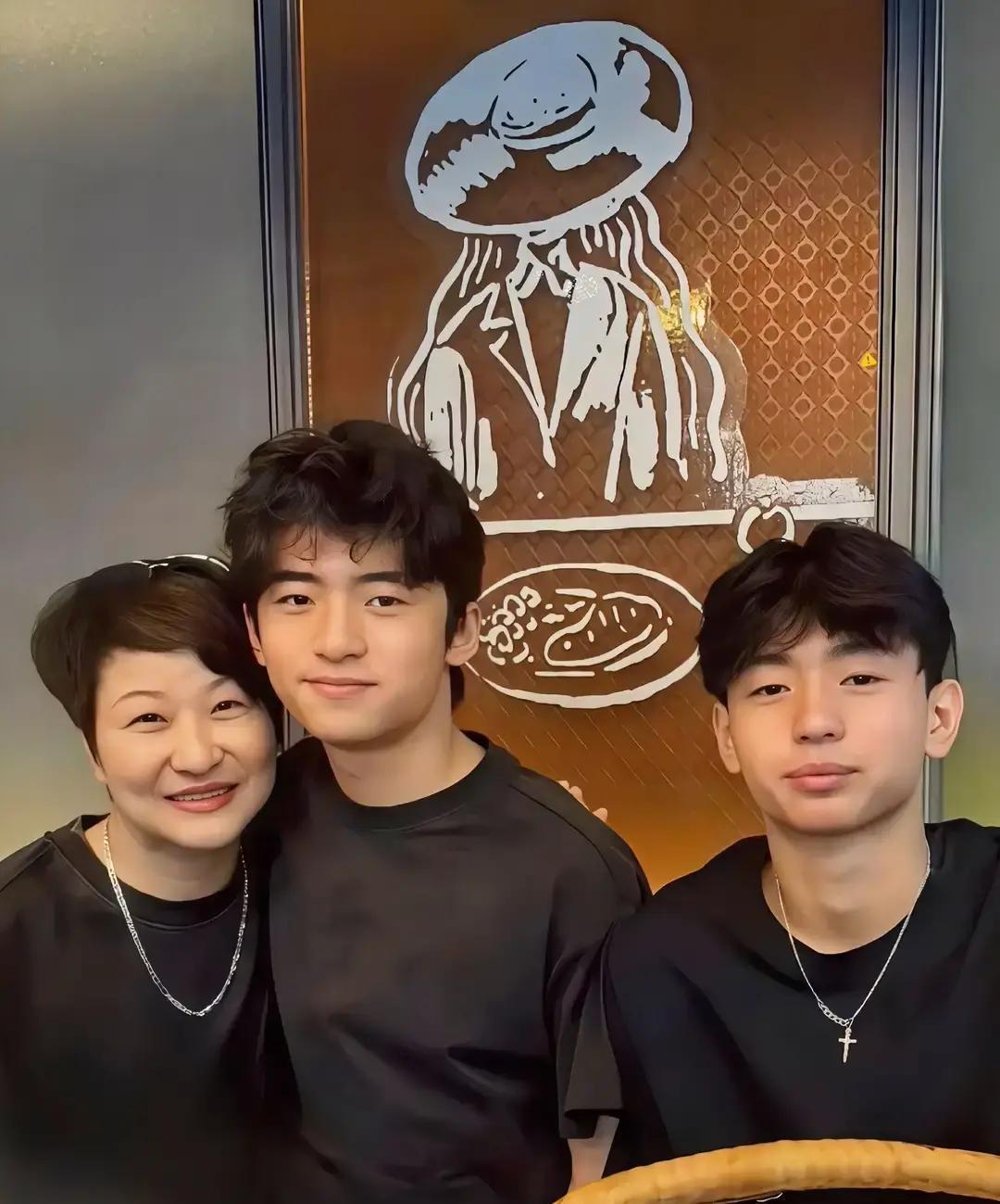 离婚十年，谢霆锋儿子陪奶奶过元旦镜头里，16岁的谢振轩和狄波拉并肩笑，眉眼