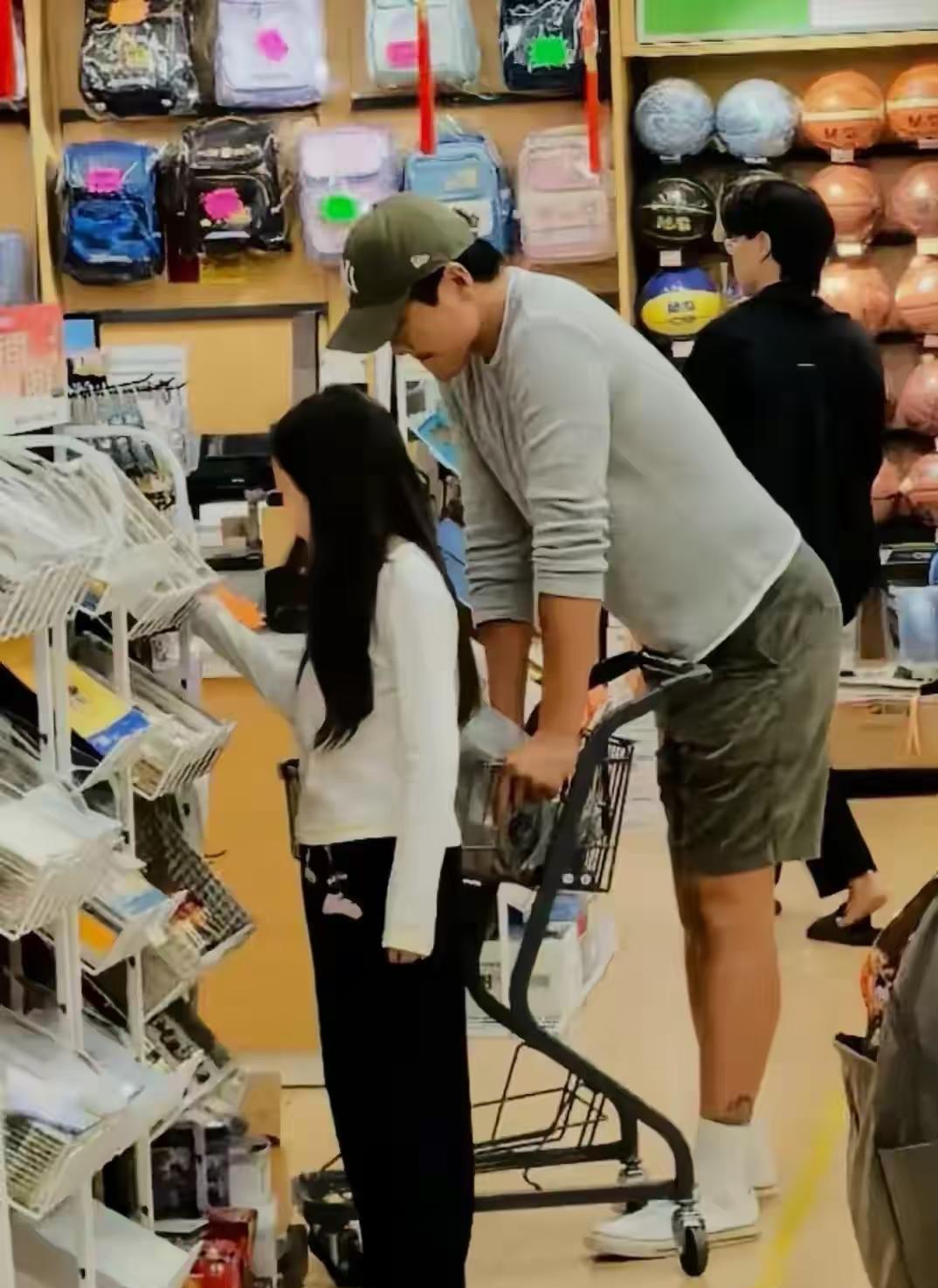 最近跟孩子去文具店买文具刚好碰到了高云翔也陪小酒窝亲眼所见他真的不像大家说的