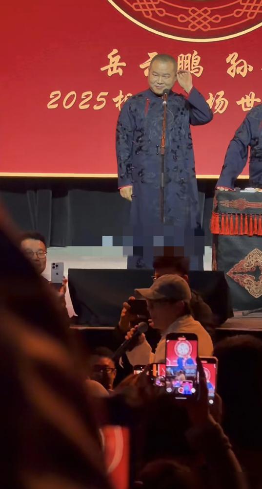 岳云鹏孙越巴黎相声专场一大亮点，张信哲居然悄悄来了，坐在第1排。刚开始没被认出来