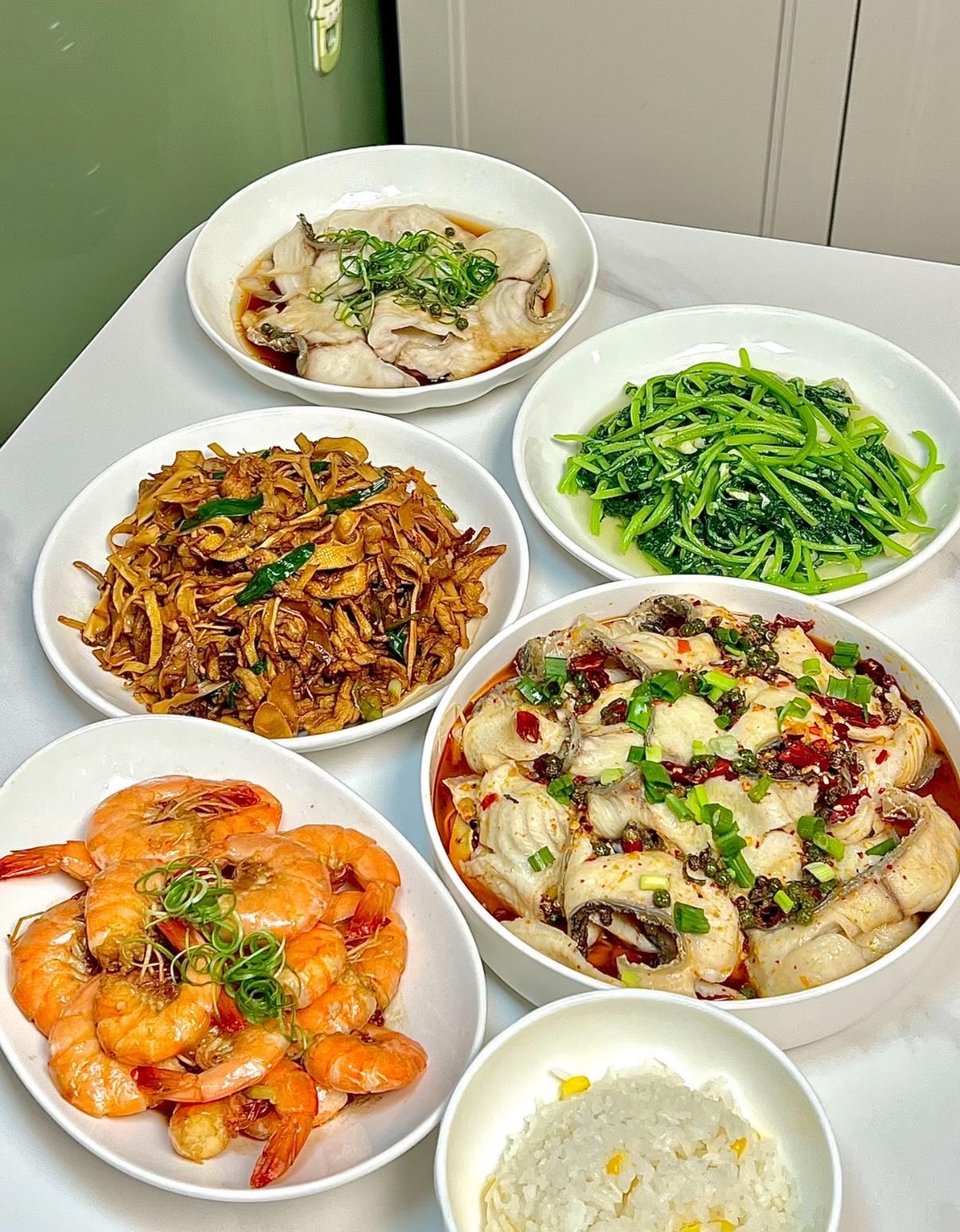 什么是幸福，请用一句话回答幸福是三餐四季的安稳，是有所爱、有所期待，是平凡日子里