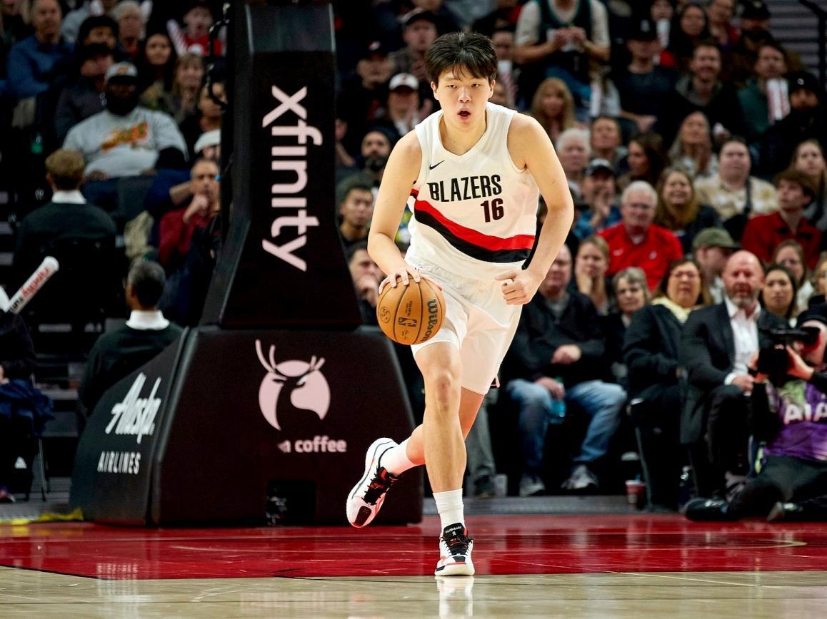 杨瀚森的顽强表现，受到了当地球迷的热烈欢呼今天杨瀚森打了17分钟，场上表现不