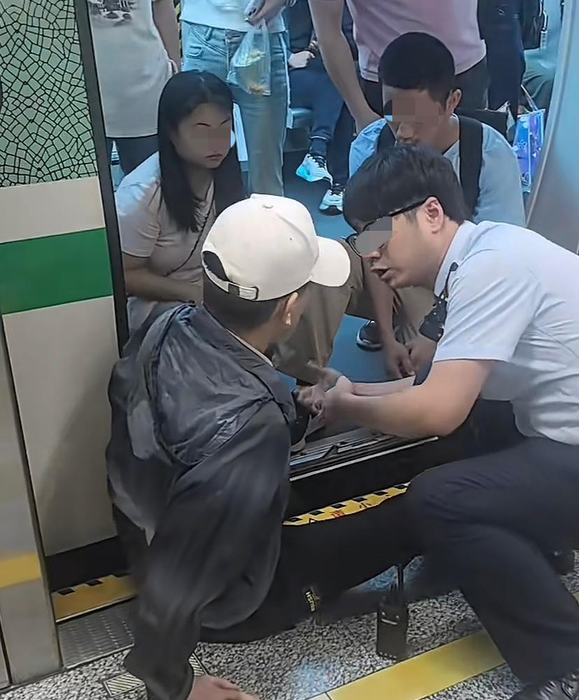 搭地铁时的惊险一幕，5月31日浙江宁波一地铁，一名老人在地铁门处，一条腿不慎滑入