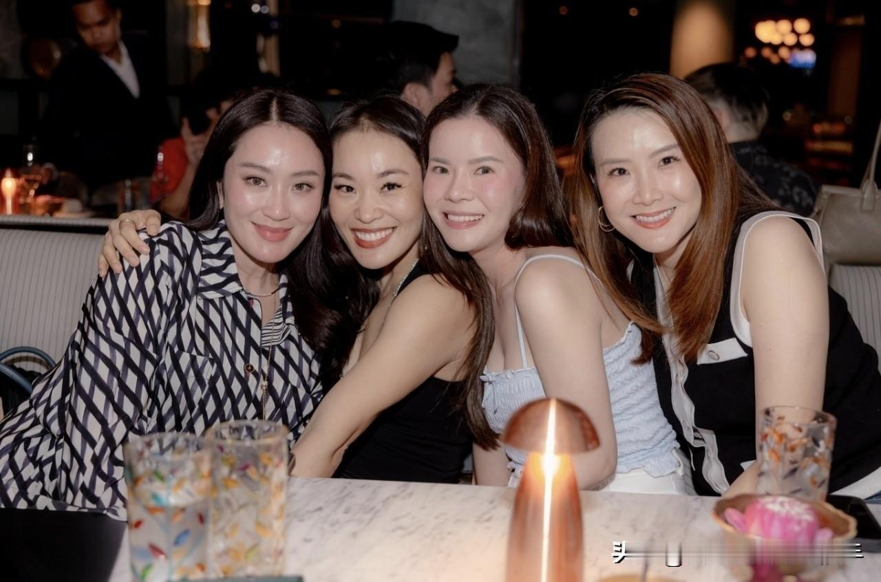 卸下总理后的佩通坦和闺蜜们在一起聚会时的合影。人以类聚，物以群分，这闺蜜们的颜值
