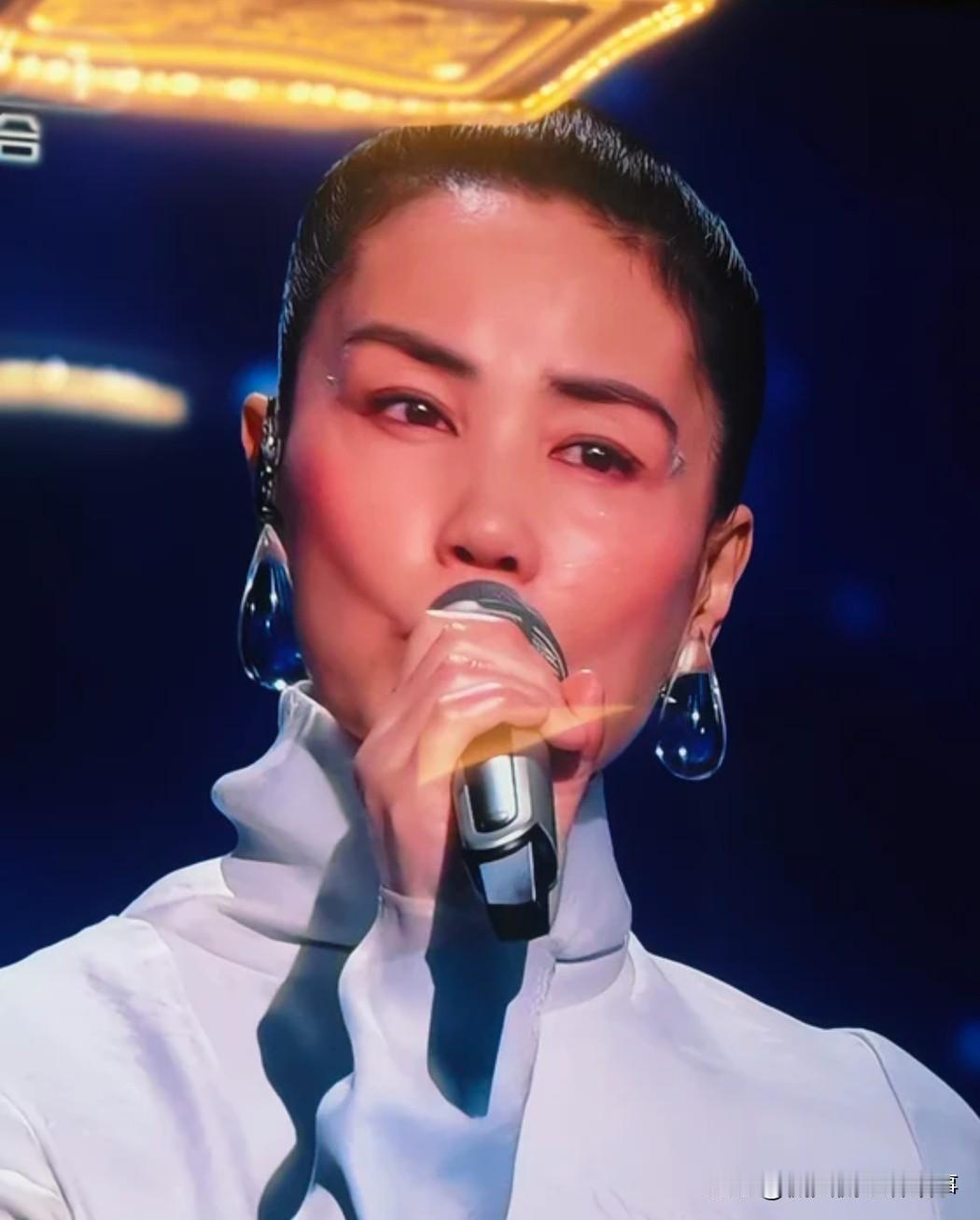 延迟看春晚不得不说王菲的造型和表演全是槽点。先说歌曲，年纪根本不是问题，主