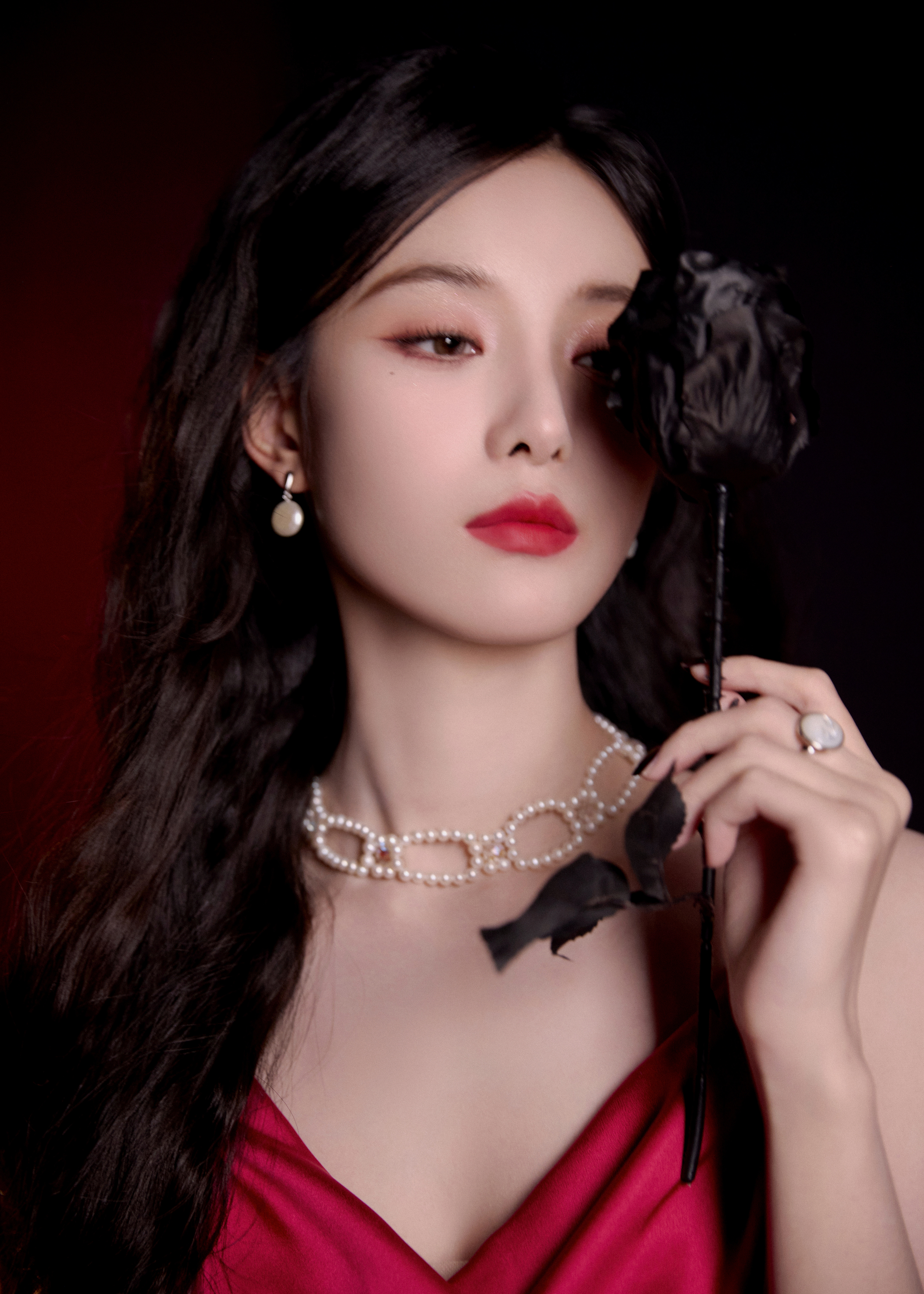 徐艺洋一袭红裙如烈焰般盛放，绸缎流光，优雅又妩媚。​​​