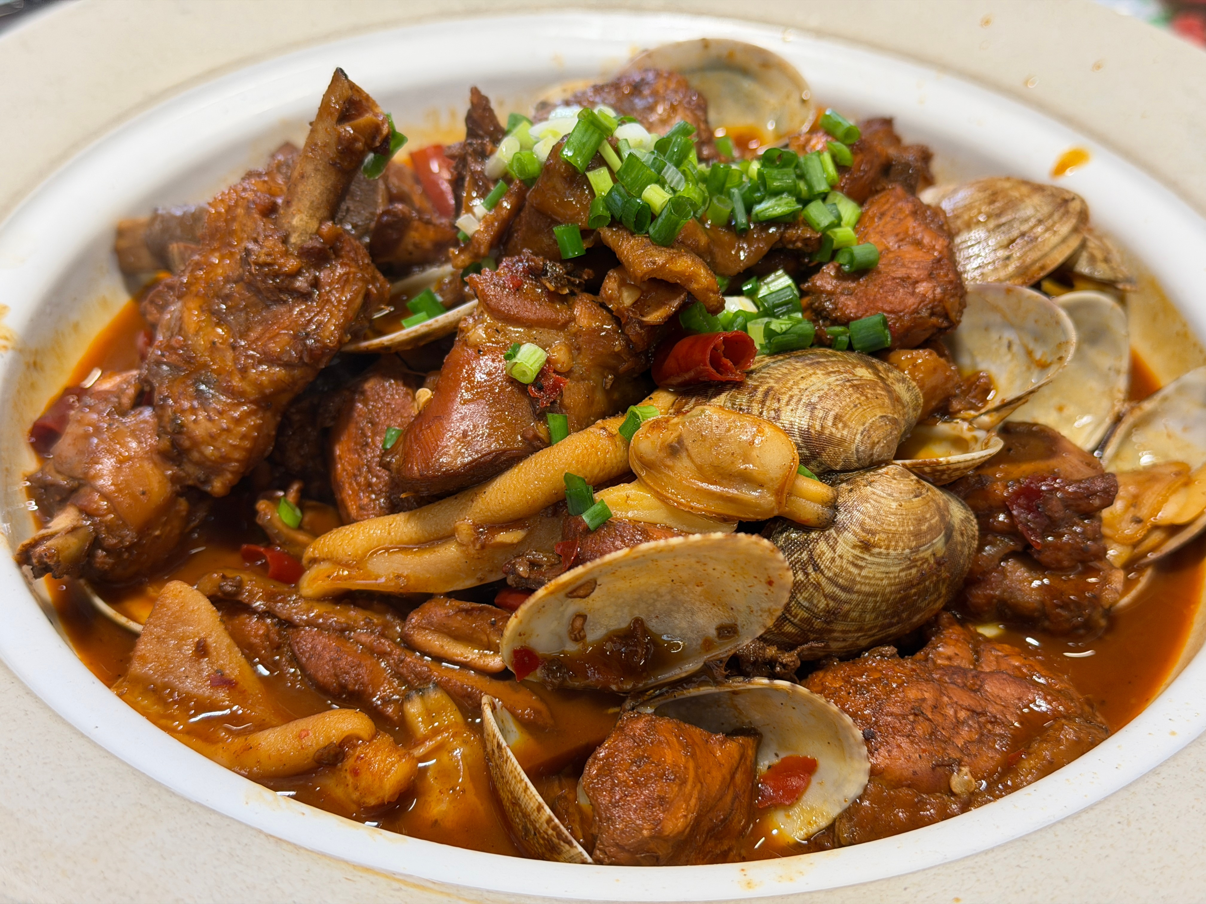 汉堡食记感觉最近，变美食博主了[笑着哭]来尝尝这边蛮出名的砂锅菜点了牛肉牛肚鲜虾