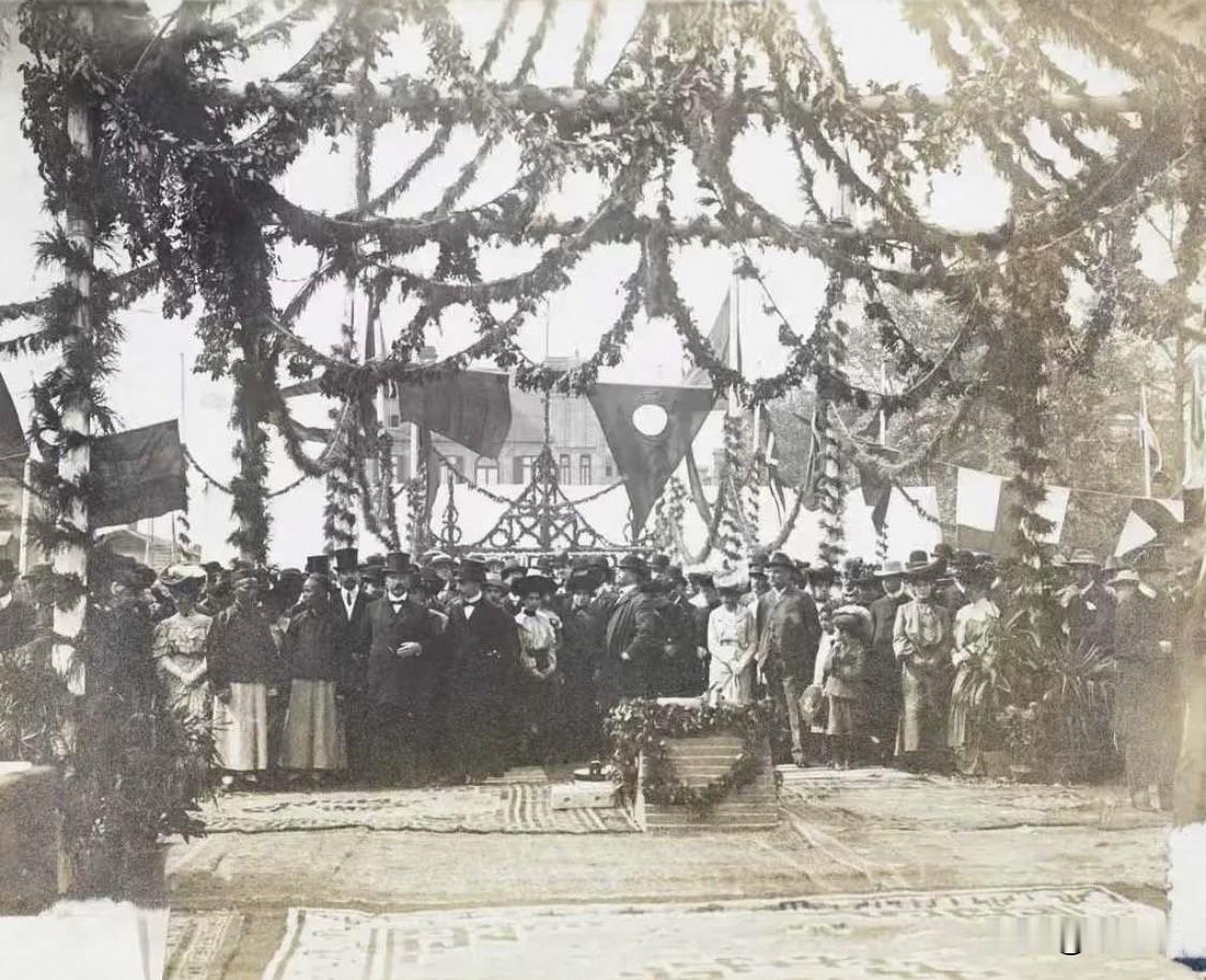 这组照片记录的是1904年10月22日上海德国总会大楼的奠基仪式。照片中居中身穿