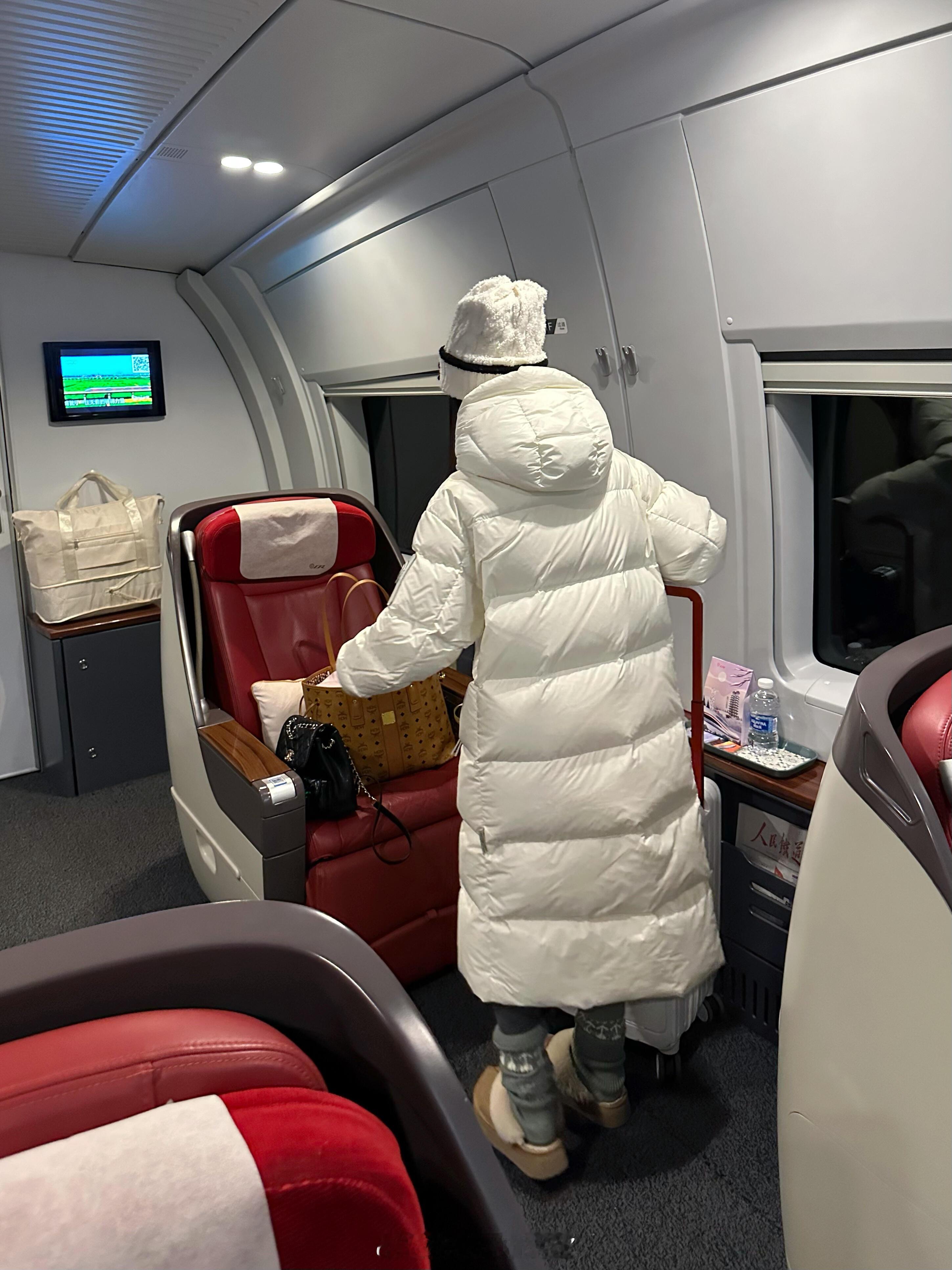 Vocal！！商务座看到的！！！救命这就是我一直在找的羽绒服版型！小姐姐这个白色