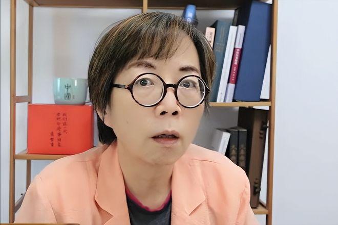 黄智贤近期争议一览表，批蓝白不仁不义8月19日：直播力挺卓荣泰不副署《儿少未来