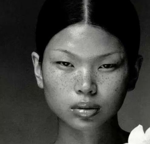 1999年，年仅18岁的吕燕前去参加模特面试，她脸上布满了雀斑，一个男人凝视着她