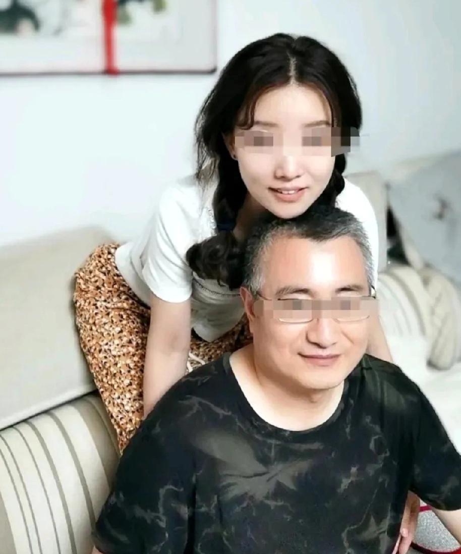 托老领导办了点儿事儿，在酒桌上问老领导:需要多少费用？老领导和我说:咱们这关