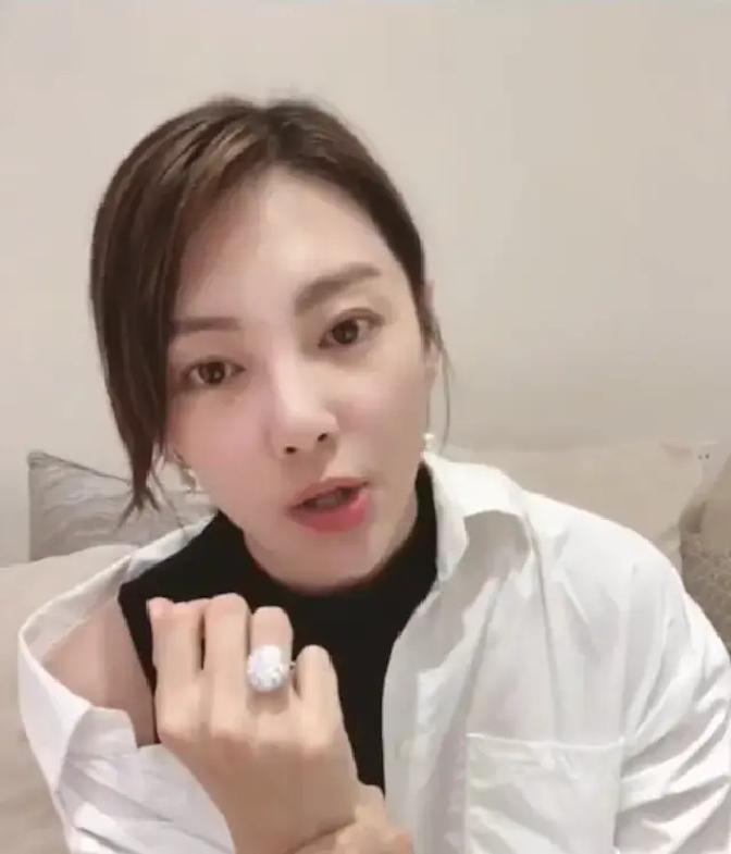 张雨绮在综艺节目后台，直接在戚薇手心里写下“70万”三个字，戚薇当场傻眼，连问这