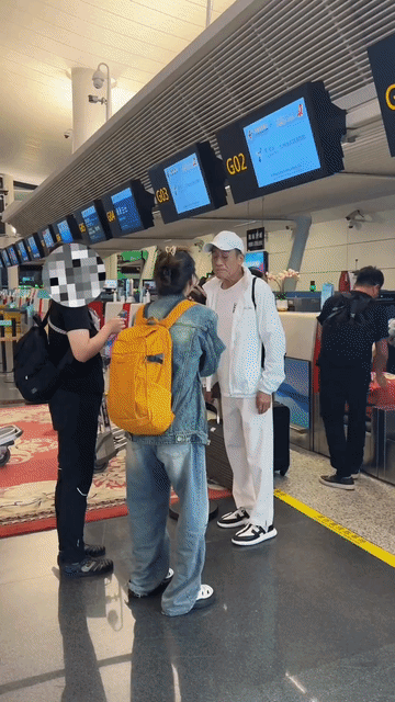 看得出，梁家辉还是喜欢女儿的，碰到可爱的女粉丝，梁叔满眼里都是宠溺，看了一眼女孩