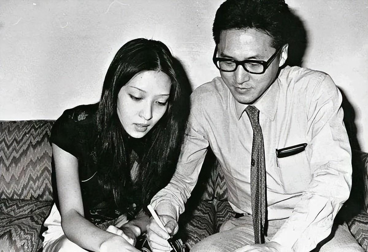 这张黑白照片拍摄于1980年5月6日，是作家李敖与女星胡因梦办理结婚登记时的纪实