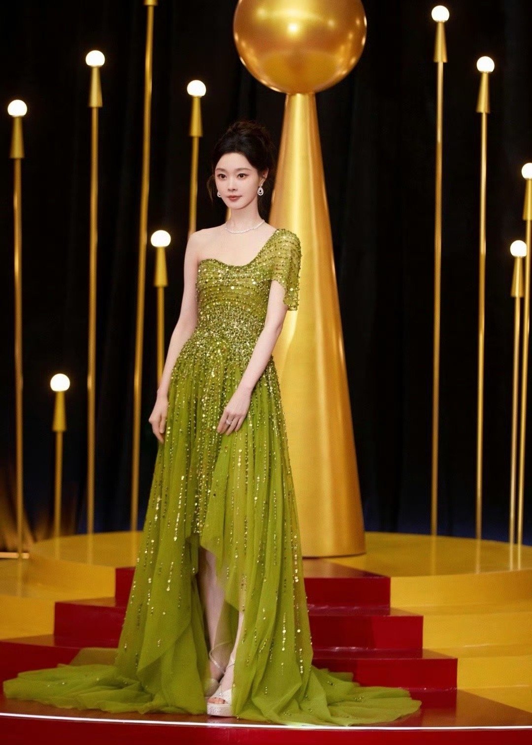 宋轶红毯造型好像一尾斗鱼被宋轶美到失语！这身绿鳞战袍仿佛自带水波特效，在苔藓丛