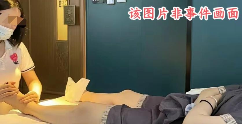 杭州萧山一家足浴店里，女技师小张入职才第一天，就在包厢之内遭遇男子设下的圈套，对