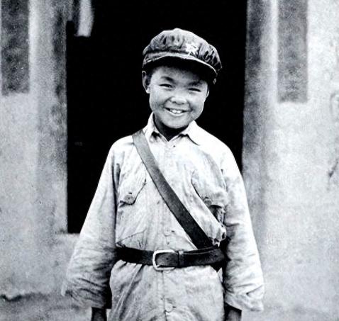 长征路上的最小红军向轩：7岁参军，9岁走长征，1955年时被授予了什么军