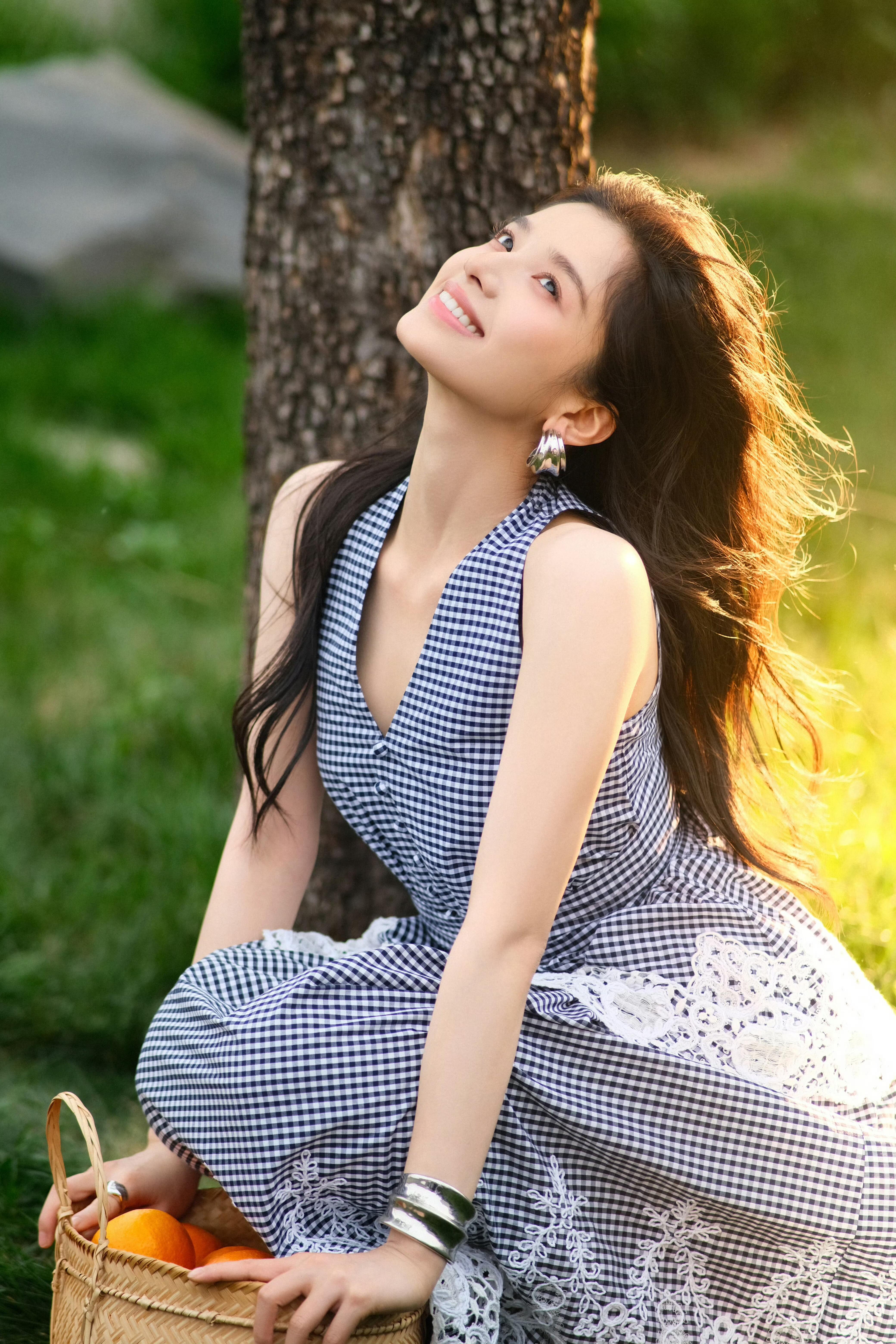 张婧仪出场太美了野狗骨头千禧年的蓬勃氛围感直接被张婧仪焊在身上了。车站人海里一出
