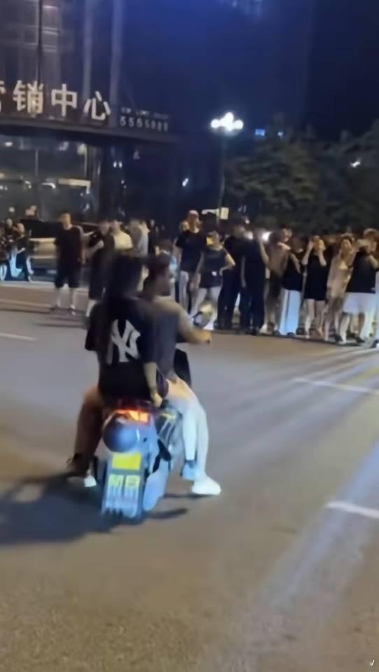 “美丽的姑娘，我可以拉你兜风吗？”，某地夜晚的街头，一名已婚南亚男子骑车路过，跟
