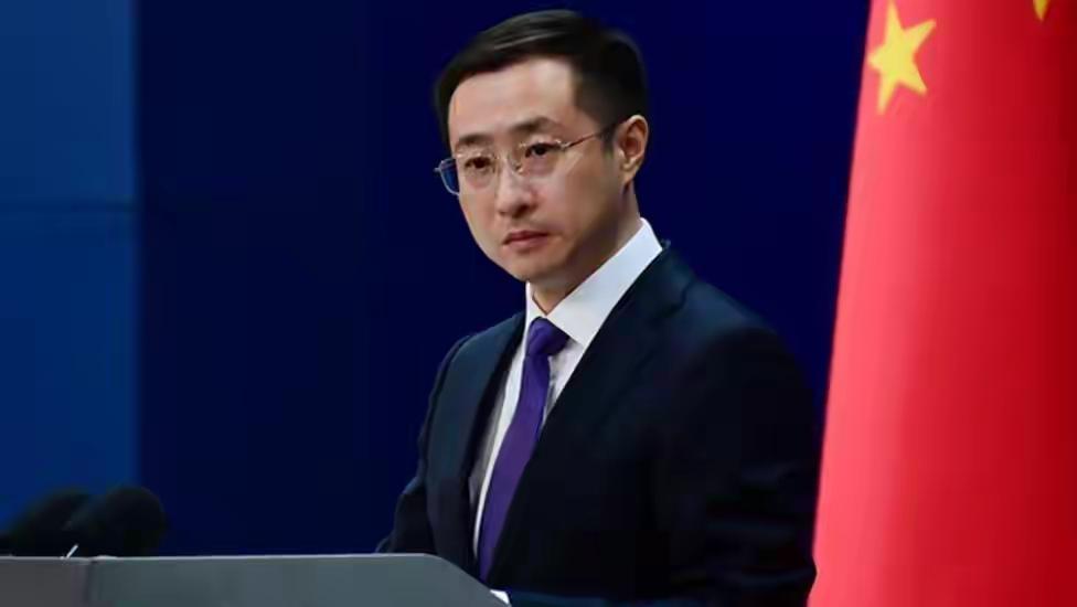 贝森特话音刚落，四国接连表态，特朗普这回真摊上事了“收手吧川普，外面全是支持