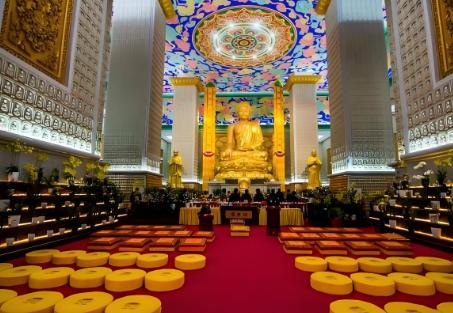 同样是修行圣地，西方教堂免费敞开大门，国内寺庙道观却处处要门票？原因其实很简单，