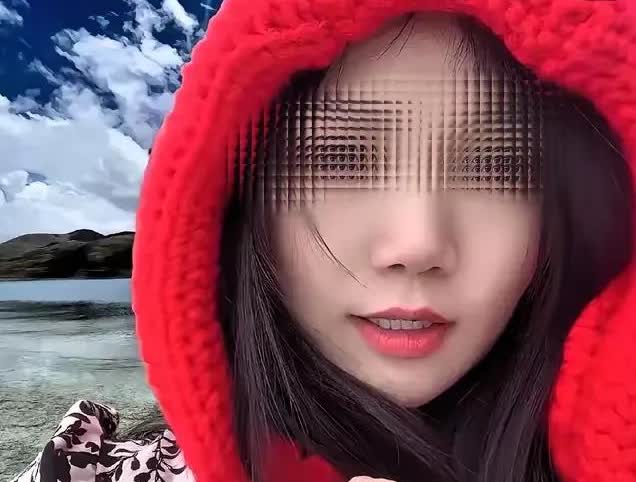 湖南岳阳一家茶颜悦色门外的台阶上，两个女子还没来得及打开奶茶，就被一辆失控的货车