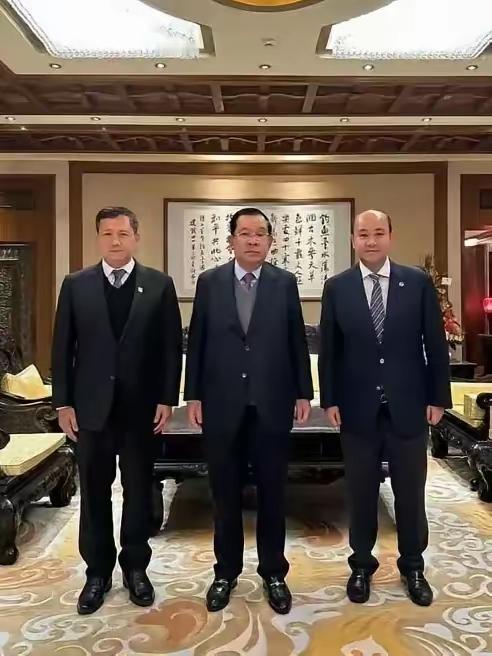 打虎亲兄弟，上阵父子兵。洪森亲王家族人丁兴旺，他有三个儿子，两个女儿，还有一大群