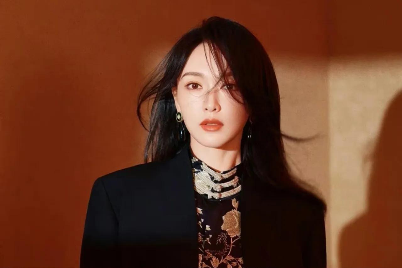 赵又廷此刻的心情，估计比吃了苍蝇还难受，他想破脑袋也想不到，网传他和唐嫣